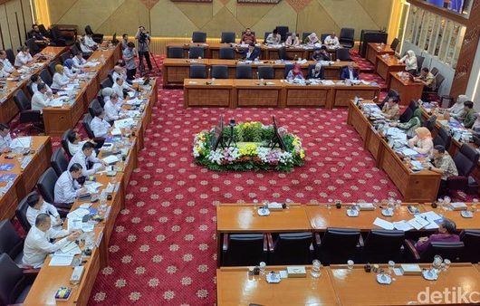 PHK Awal 2025: 24.036 Pekerja Terdampak, Menaker Laporkan ke DPR