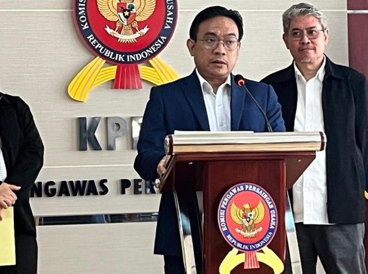 Perang Tarif AS: Indonesia Banjir Impor, PHK Massal? KPPU Ungkap Fakta
