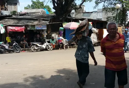 Rahasia Bisnis Besi Tua: Untung Besar, Harga Fluktuatif?