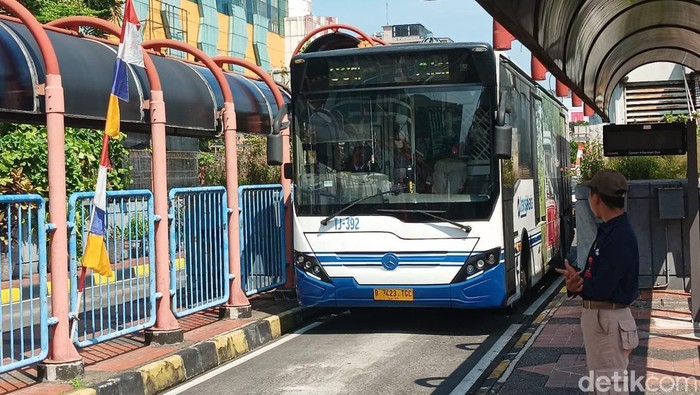 Sensasi Baru! Naik TransJakarta: Melintasi Jalan Tol Cepat