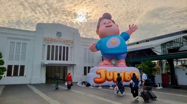 Balon Raksasa 10 Meter: Sambutan Spektakuler Wisatawan di Stasiun Yogyakarta