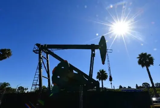 Konflik Iran-Israel: Harga Minyak Naik, Hantam Ekonomi Indonesia?