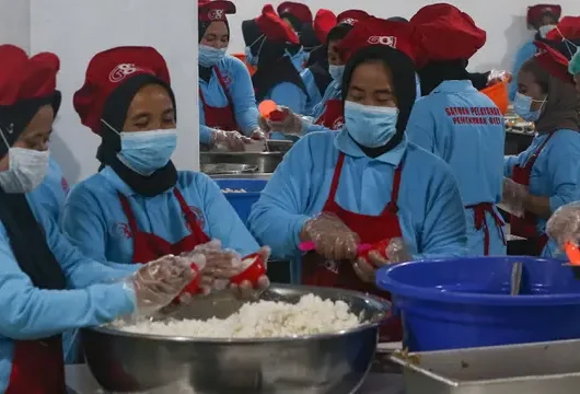 Luhut Ungkap Anggaran Makan Bergizi Gratis 2026: Rp 300 Triliun!