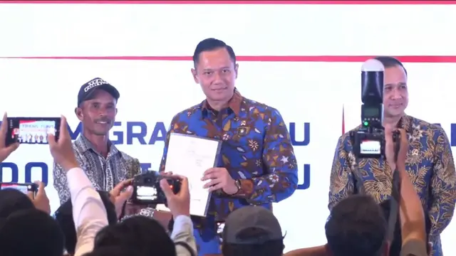 Sukses! 1.120 Sertifikat Tanah untuk Transmigran Sukabumi dari Menko AHY